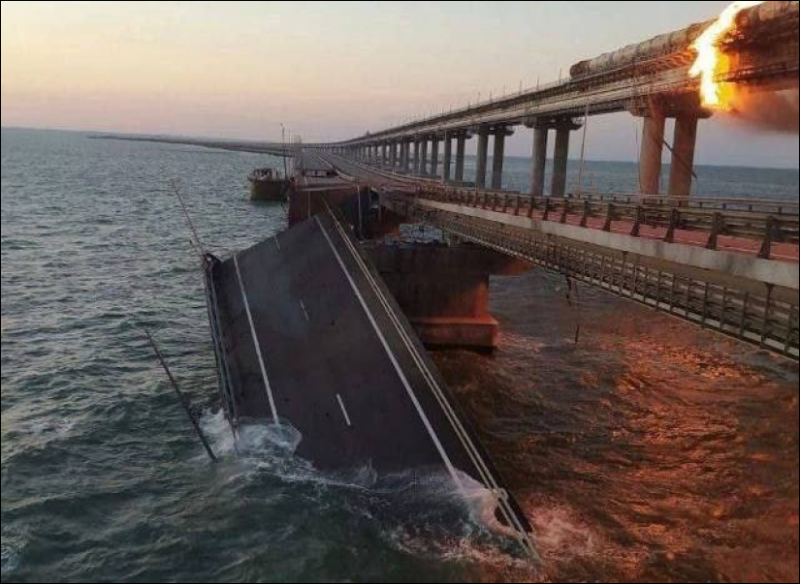 Крымский мост подорвали: движение остановлено 